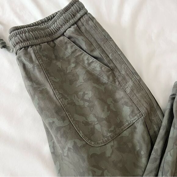 Athleta Farallon jogger women’s size 8 P green camo - Picture 4 of 8
